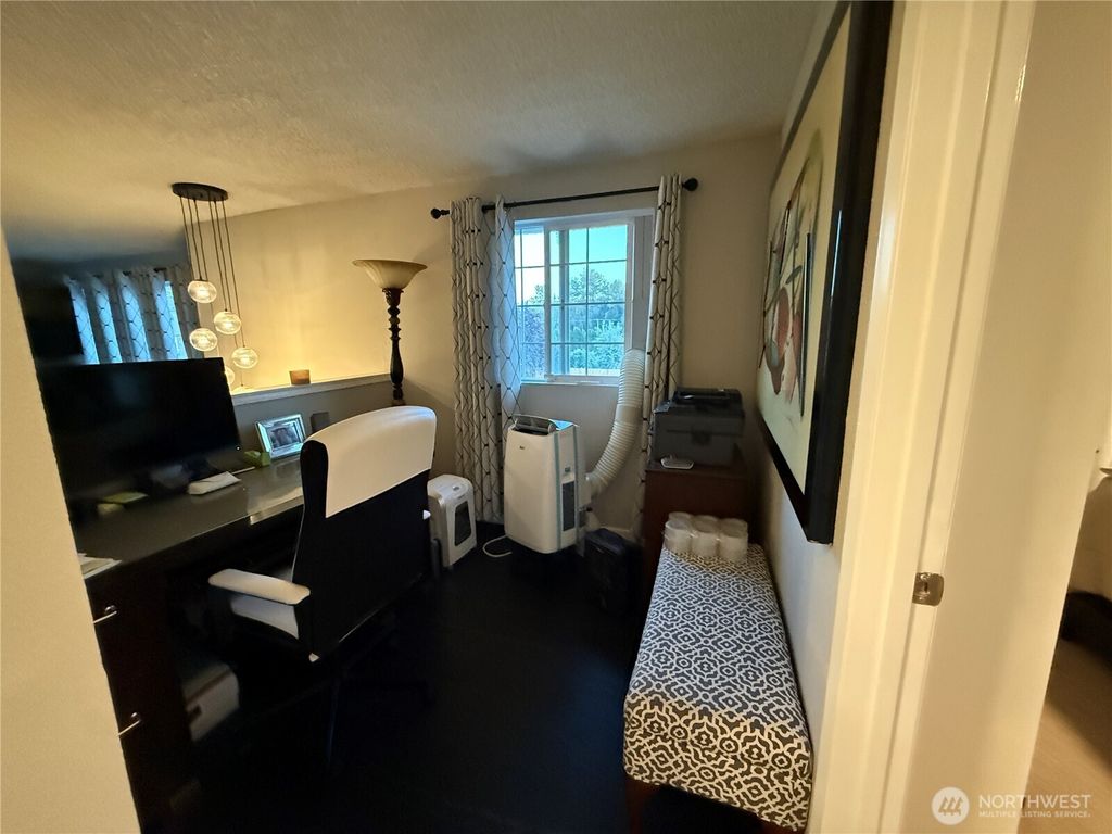 Image 7 of property listing at 6721 20th Street NE, Tacoma, WA 98422