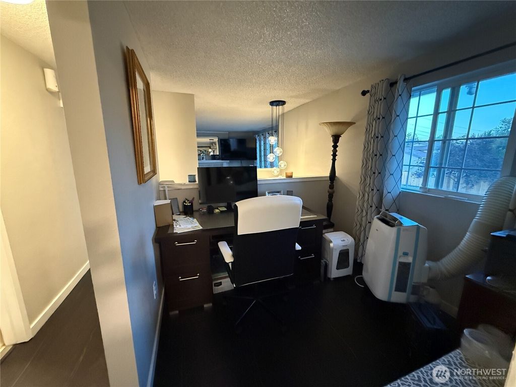 Image 8 of property listing at 6721 20th Street NE, Tacoma, WA 98422