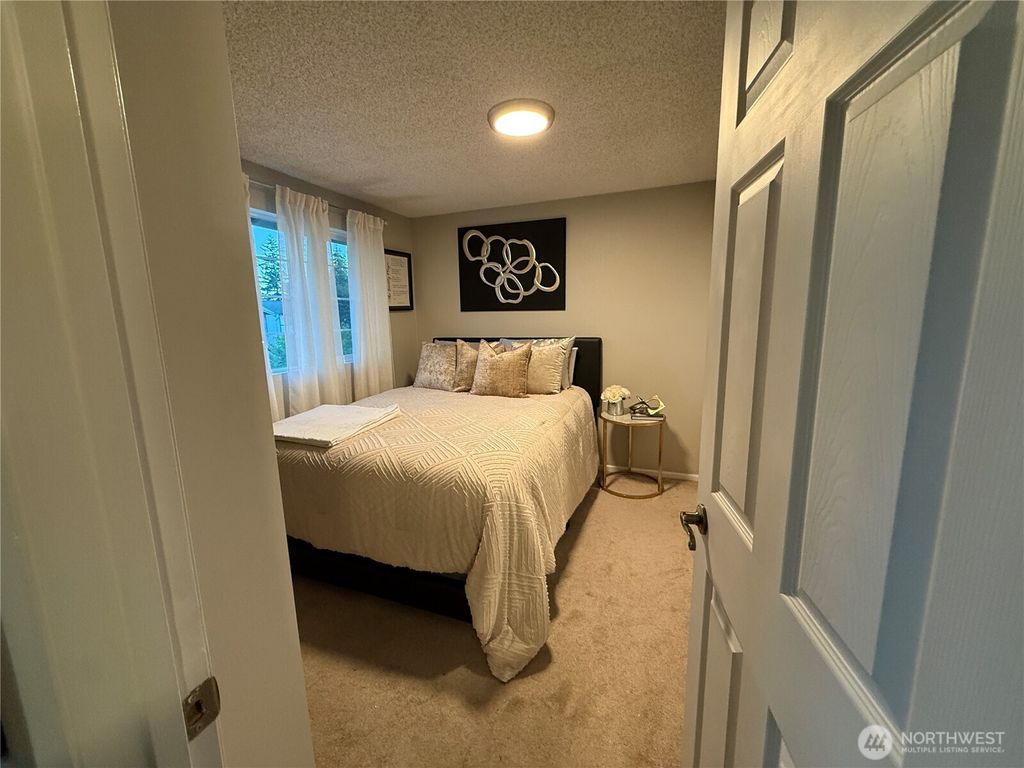 Image 10 of property listing at 6721 20th Street NE, Tacoma, WA 98422
