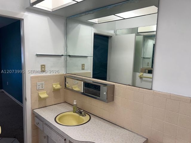 7505 Cleveland St, Hollywood, FL 33024