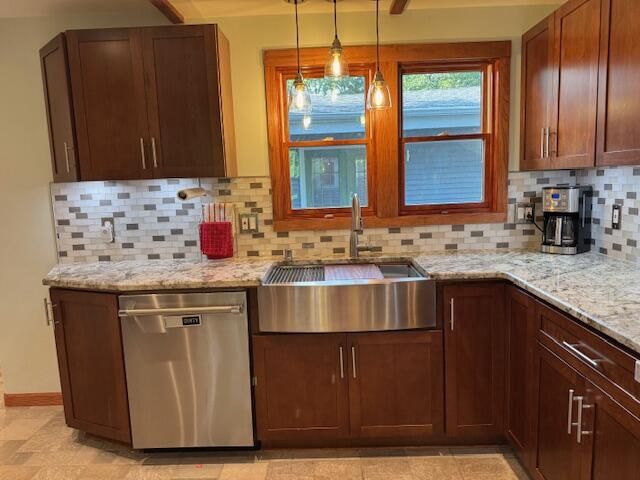 950 N Barker ROAD, Brookfield, WI 53045