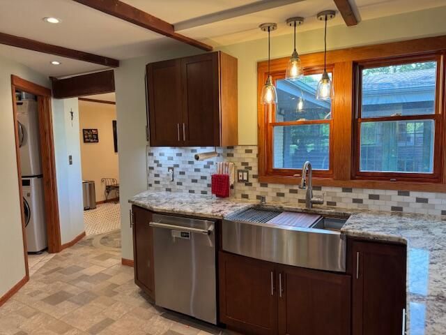 950 N Barker ROAD, Brookfield, WI 53045