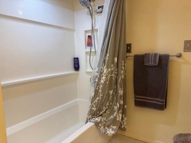 950 N Barker ROAD, Brookfield, WI 53045