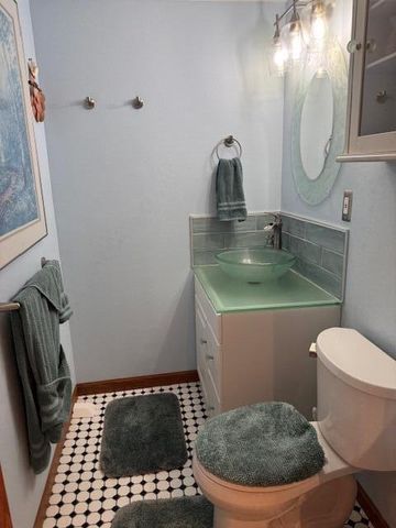 950 N Barker ROAD, Brookfield, WI 53045