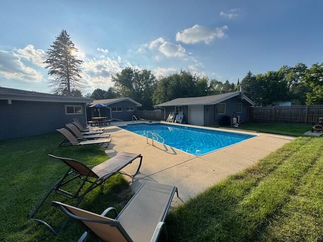 950 N Barker ROAD, Brookfield, WI 53045