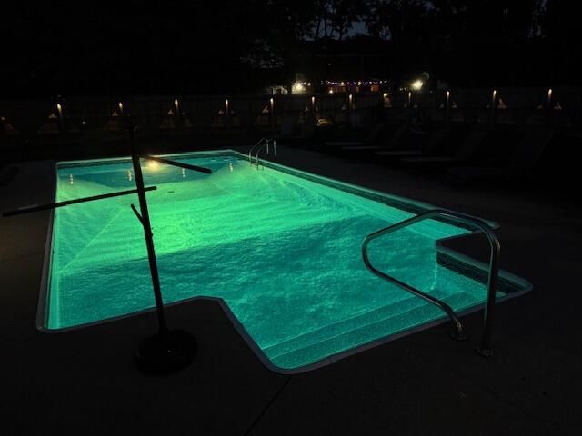 950 N Barker ROAD, Brookfield, WI 53045