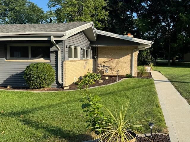 950 N Barker ROAD, Brookfield, WI 53045