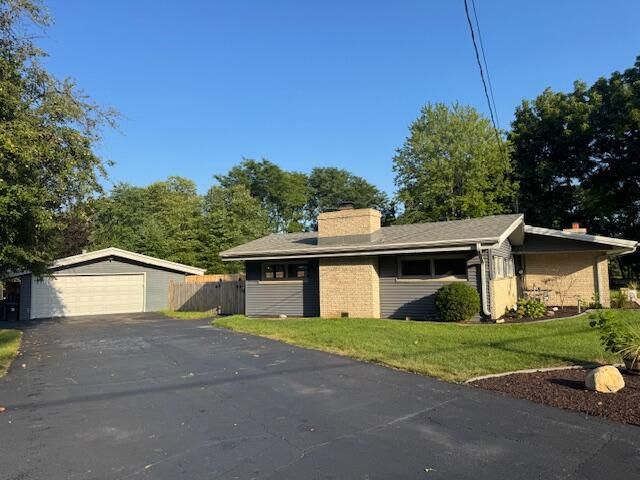 950 N Barker ROAD, Brookfield, WI 53045