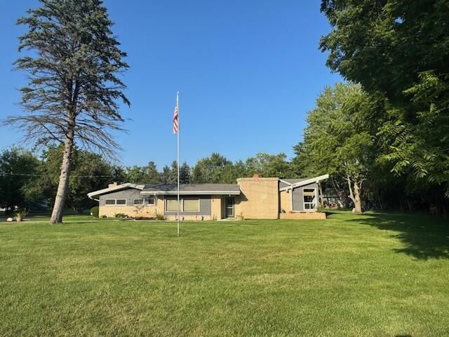 950 N Barker ROAD, Brookfield, WI 53045