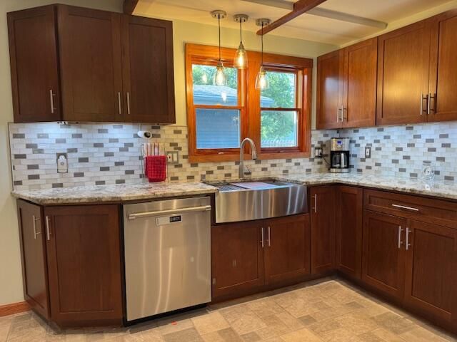 950 N Barker ROAD, Brookfield, WI 53045