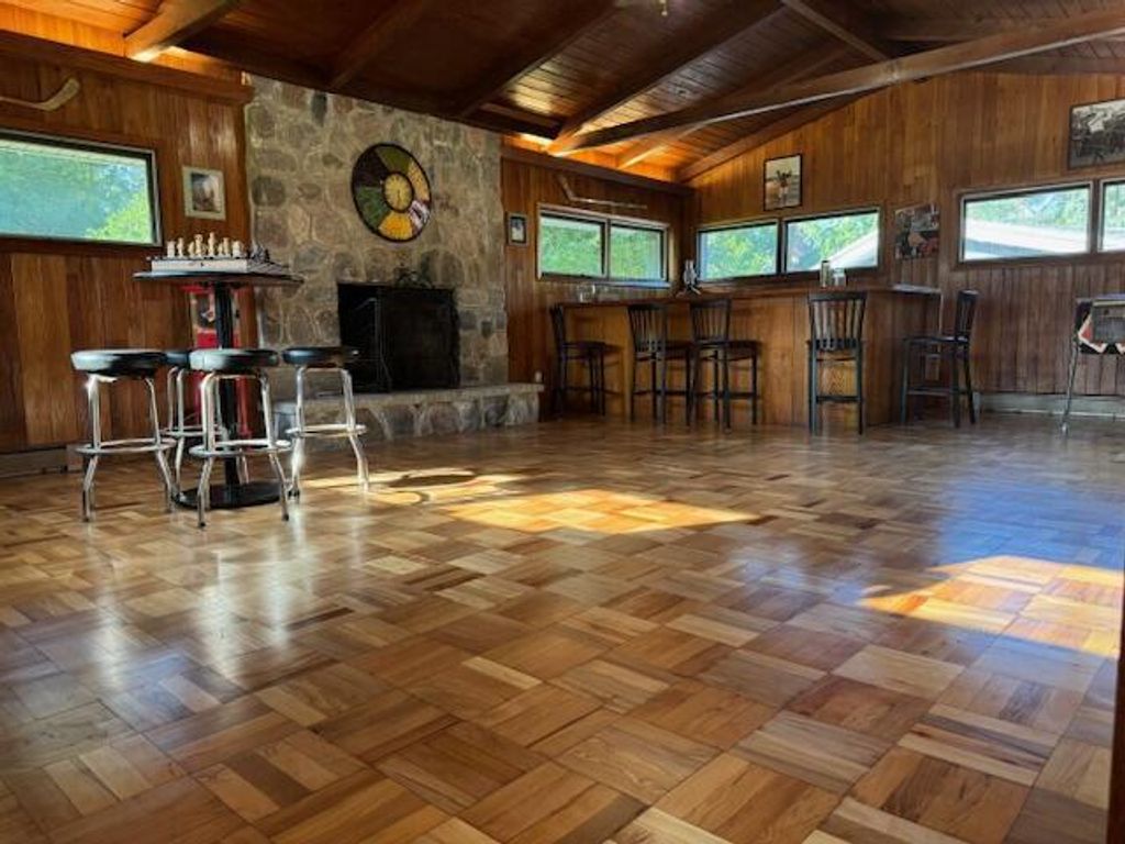 950 N Barker ROAD, Brookfield, WI 53045