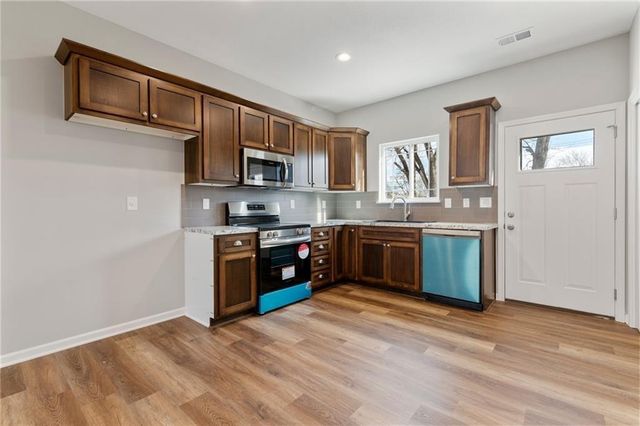 612 E 6th Street, Ottawa, KS 66067