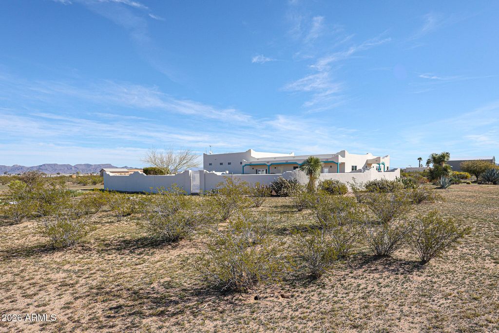 Image 5 of property listing at 51340 W IVER Road, Aguila, AZ 85320