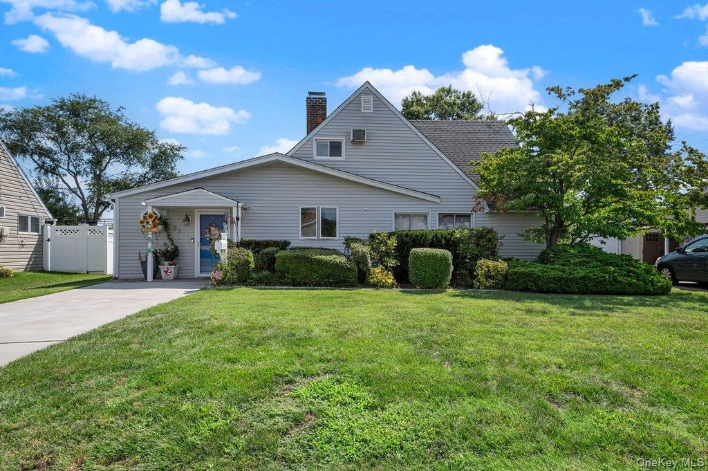 27 Wheelbarrow Lane, Wantagh, NY 11793 — exterior
