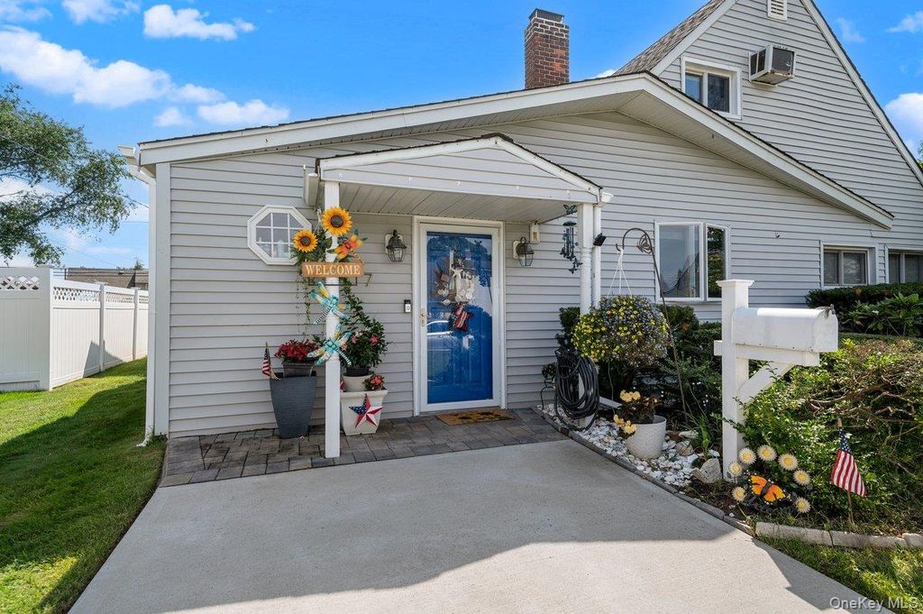 27 Wheelbarrow Lane, Wantagh, NY 11793 — photo 2