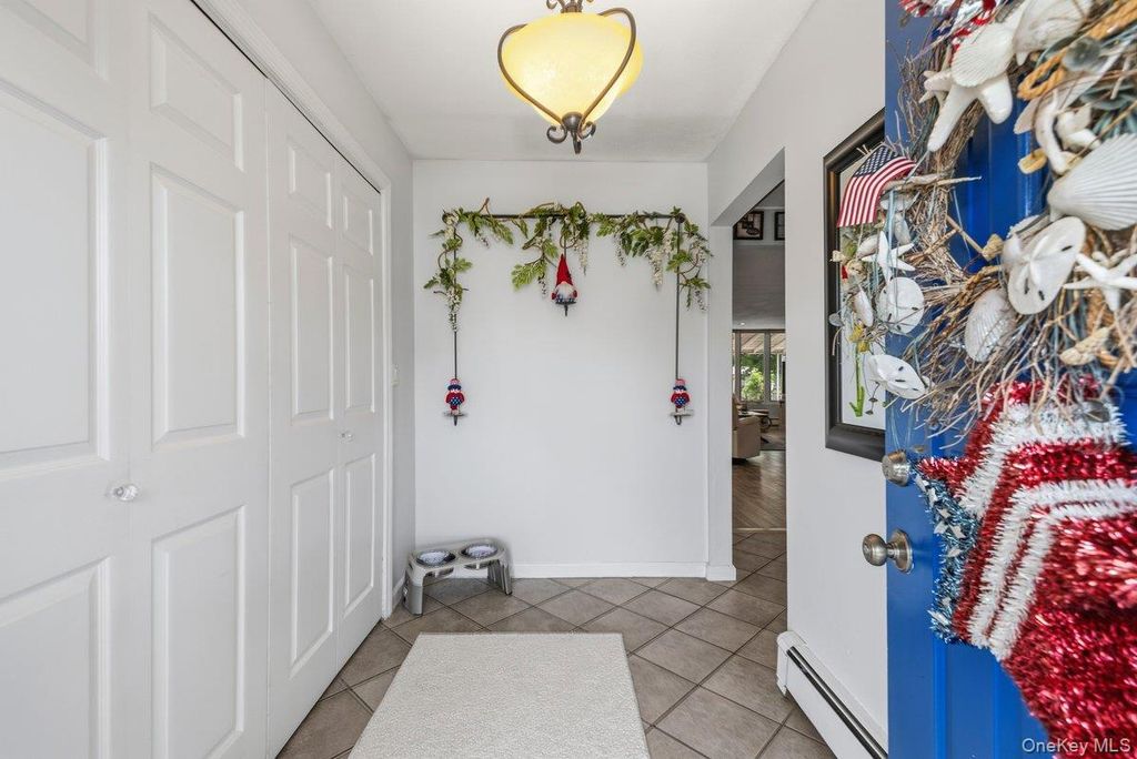 27 Wheelbarrow Lane, Wantagh, NY 11793 — photo 3