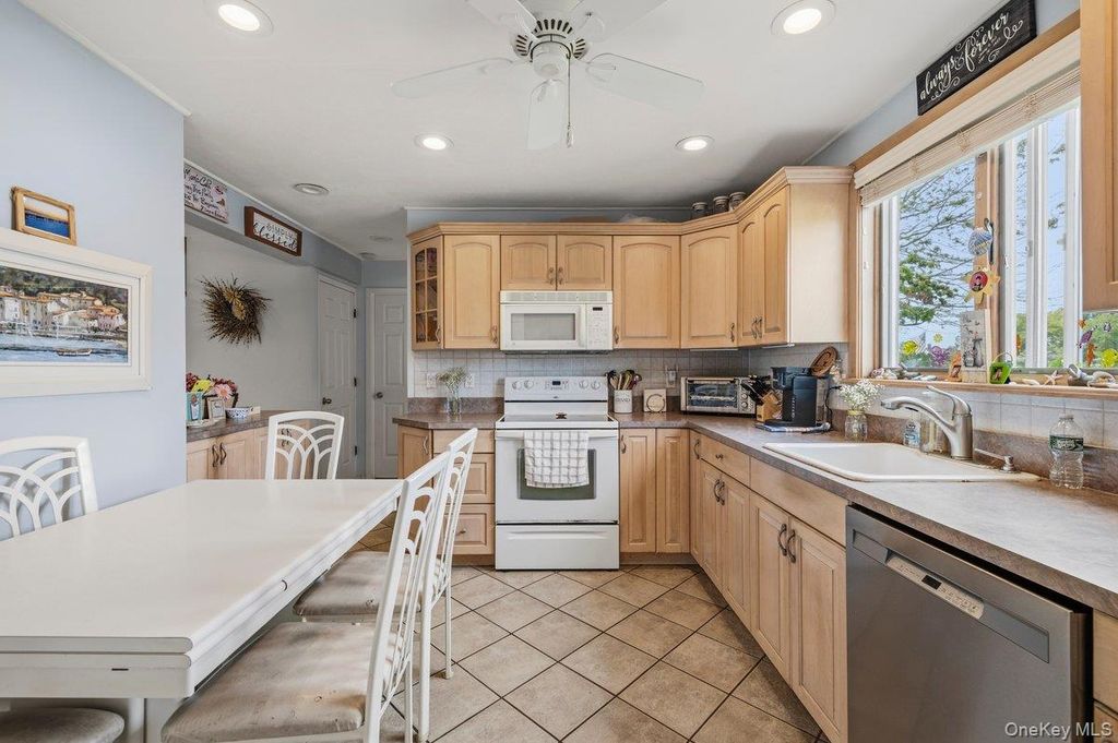 27 Wheelbarrow Lane, Wantagh, NY 11793 — photo 4