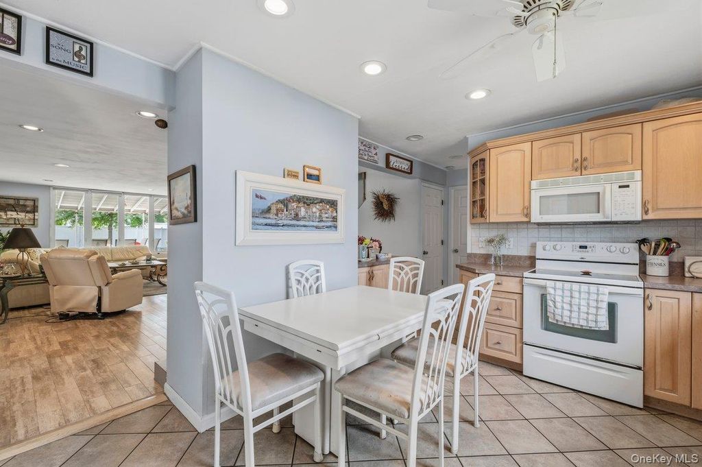 27 Wheelbarrow Lane, Wantagh, NY 11793 — photo 5