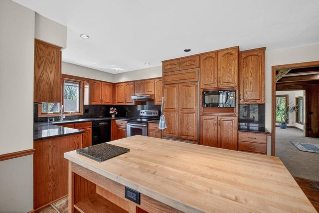 4802 Country Meadows Road, Brooklyn, WI 53521