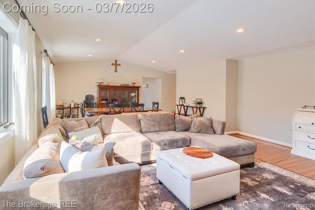 4405 Green Lake Road, West Bloomfield, MI 48323