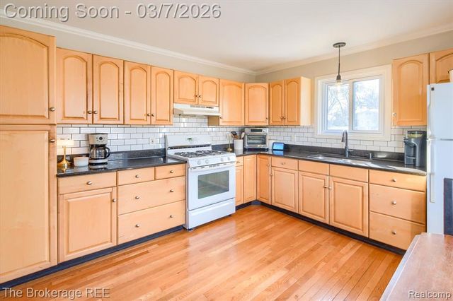 4405 Green Lake Road, West Bloomfield, MI 48323