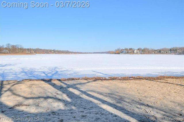 4405 Green Lake Road, West Bloomfield, MI 48323