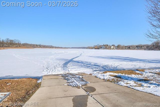 4405 Green Lake Road, West Bloomfield, MI 48323