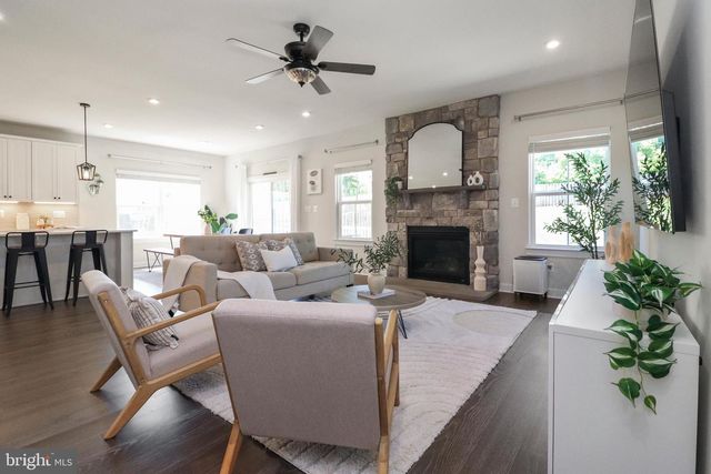 15179 HAYMARKET LANDING DR, Haymarket, VA 20169