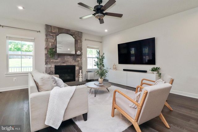 15179 HAYMARKET LANDING DR, Haymarket, VA 20169