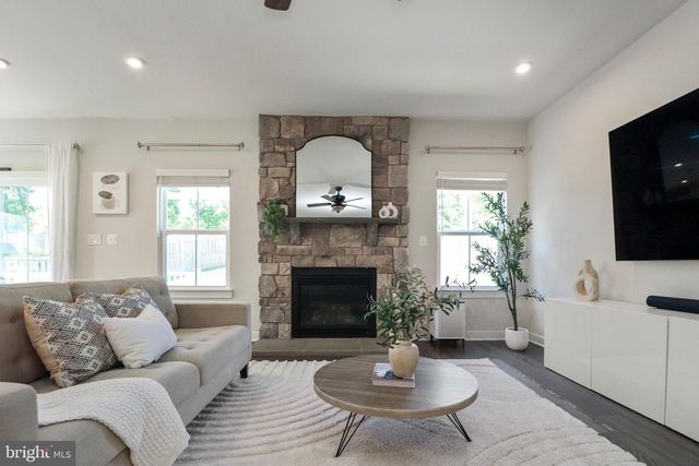 15179 HAYMARKET LANDING DR, Haymarket, VA 20169