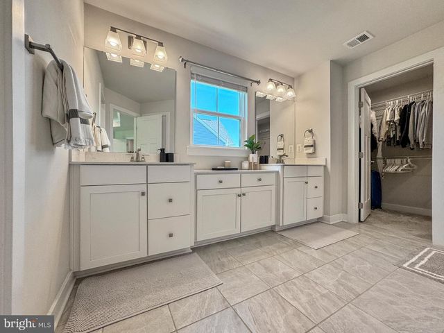 15179 HAYMARKET LANDING DR, Haymarket, VA 20169
