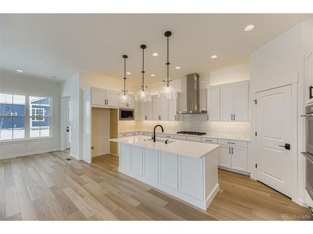 8902 S Riviera Way, Aurora, CO 80016