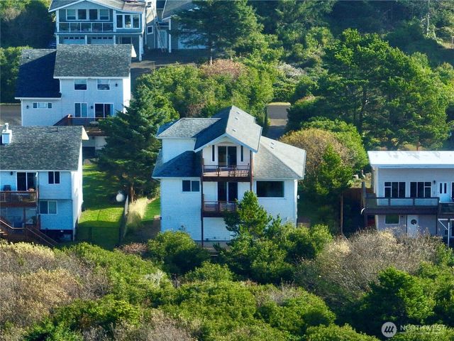 317 Sand Dune Avenue SW, Ocean Shores, WA 98569