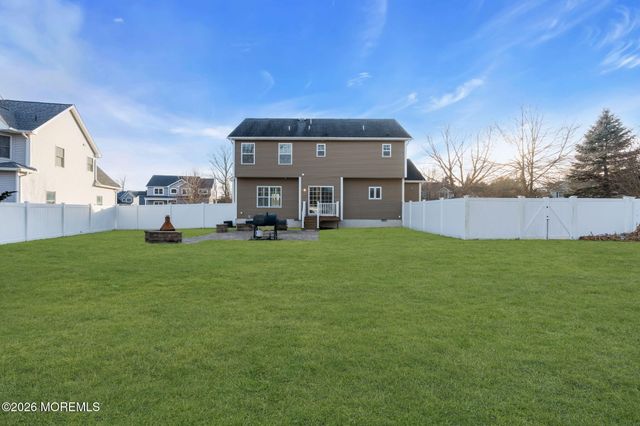 4 Conor Court, Bayville, NJ 08721