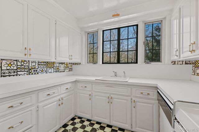 4 Tompkins Road, Scarsdale, NY 10583