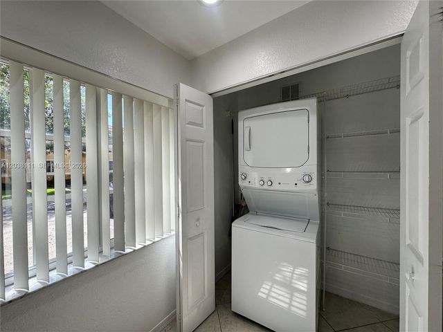 324 NE 3rd St D, Hallandale Beach, FL 33009