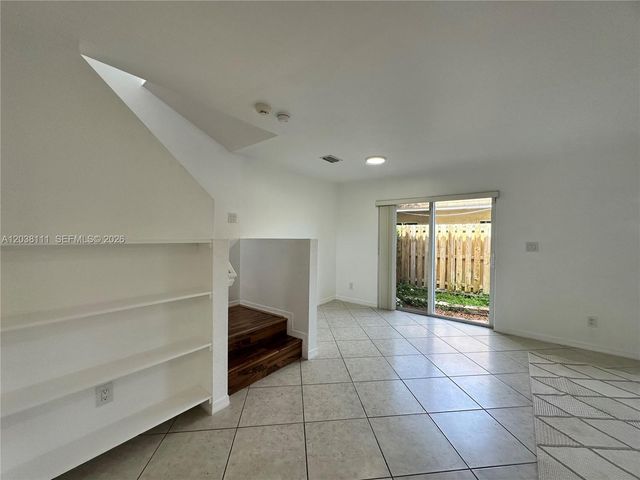 324 NE 3rd St D, Hallandale Beach, FL 33009