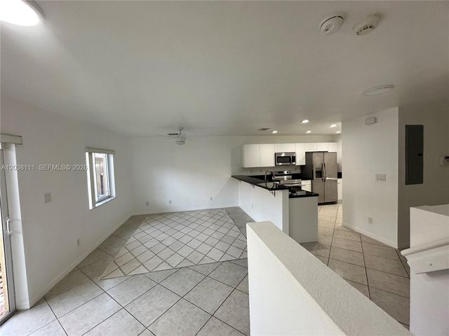 324 NE 3rd St D, Hallandale Beach, FL 33009