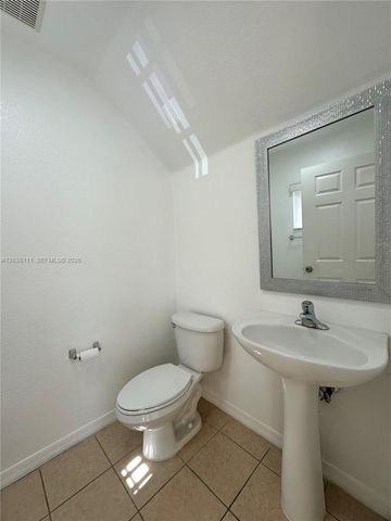 324 NE 3rd St D, Hallandale Beach, FL 33009