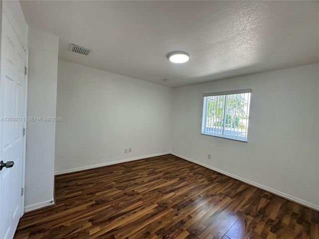 324 NE 3rd St D, Hallandale Beach, FL 33009
