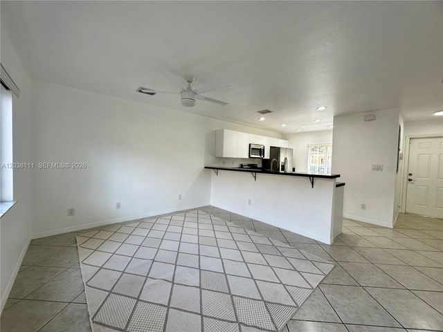 324 NE 3rd St D, Hallandale Beach, FL 33009