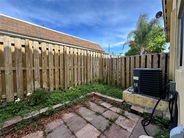 324 NE 3rd St D, Hallandale Beach, FL 33009