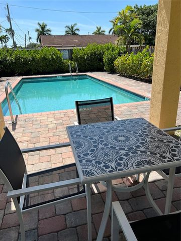 324 NE 3rd St D, Hallandale Beach, FL 33009