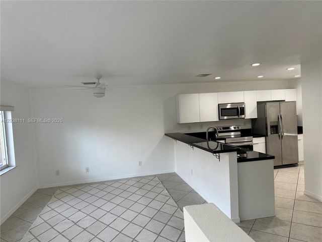 324 NE 3rd St D, Hallandale Beach, FL 33009