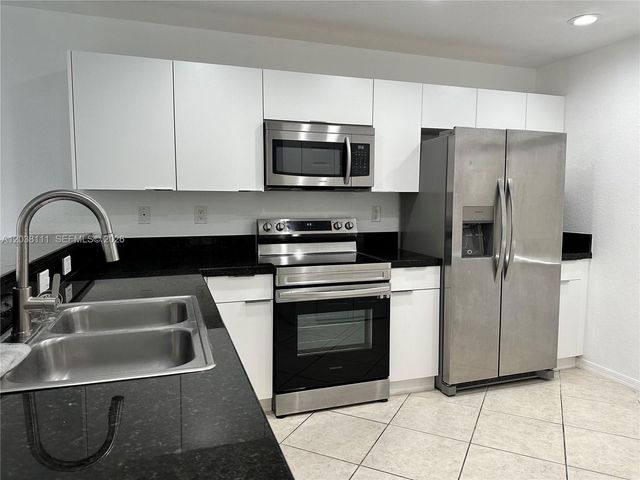 324 NE 3rd St D, Hallandale Beach, FL 33009
