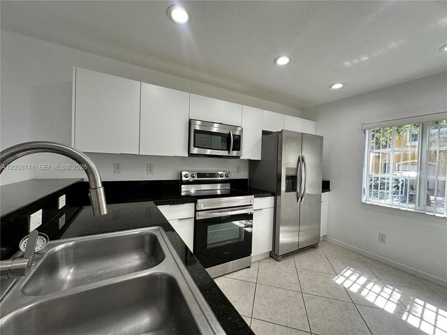 324 NE 3rd St D, Hallandale Beach, FL 33009