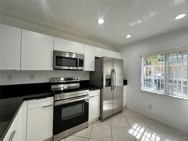 324 NE 3rd St D, Hallandale Beach, FL 33009