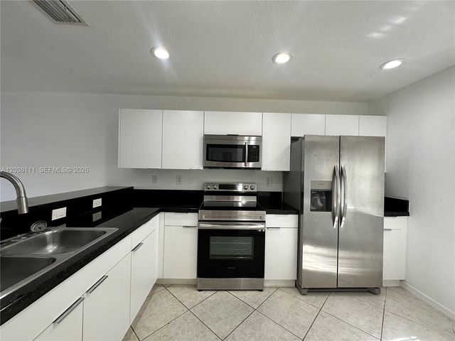 324 NE 3rd St D, Hallandale Beach, FL 33009