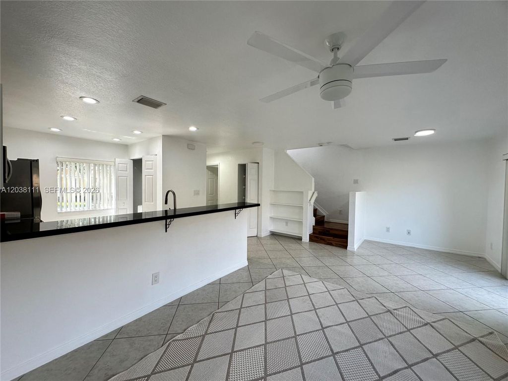 324 NE 3rd St D, Hallandale Beach, FL 33009