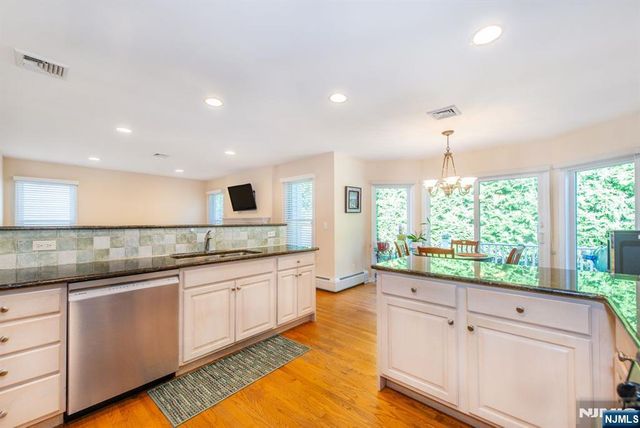 7 Wayne Court, Waldwick, NJ 07463
